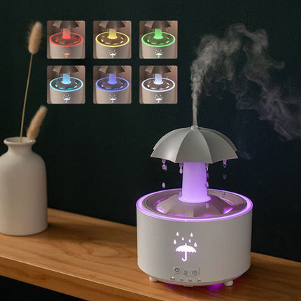 Aromadiffuser i vitt med flerfärgad LED-belysning och synlig dimma på mörk bakgrund