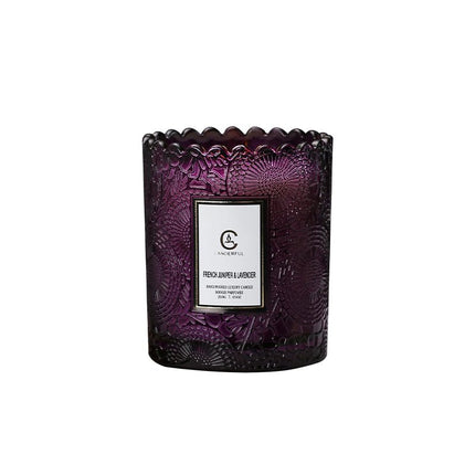 Doftljus med lavendel och enbär i lila reliefpräglad glasburk – 500 g