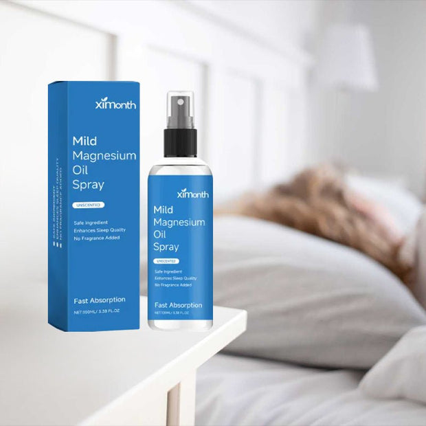 Mild Magnesium Oil Spray från Ximonth på nattduksbord bredvid sovande person – används kvällstid för sömn och återhämtning
